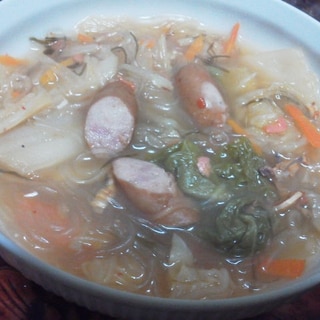 キムチと春雨ソーセージのピリ辛スープ